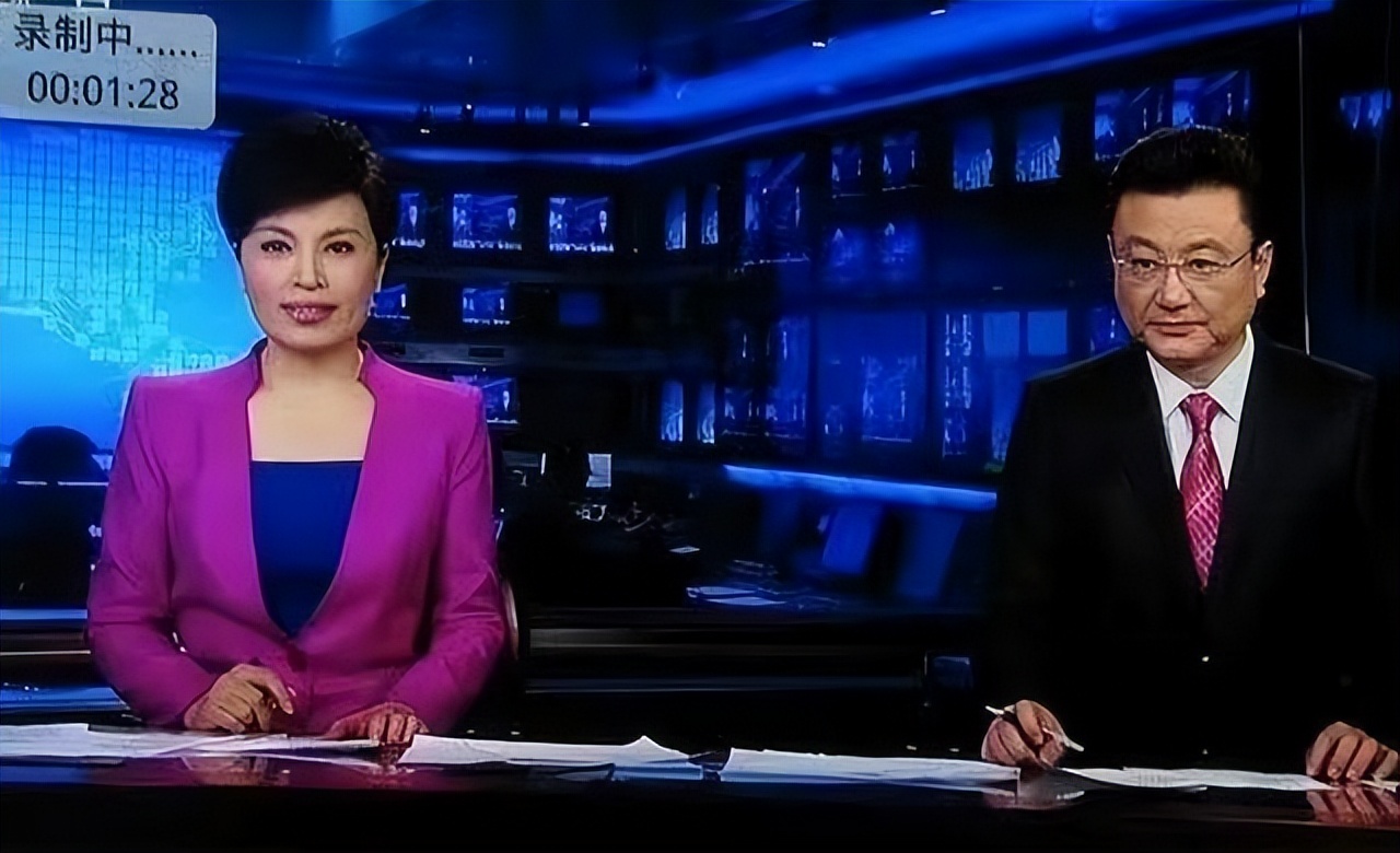 为什么新闻联播主持人从不低头念稿，他们全背下来了吗？涨知识了