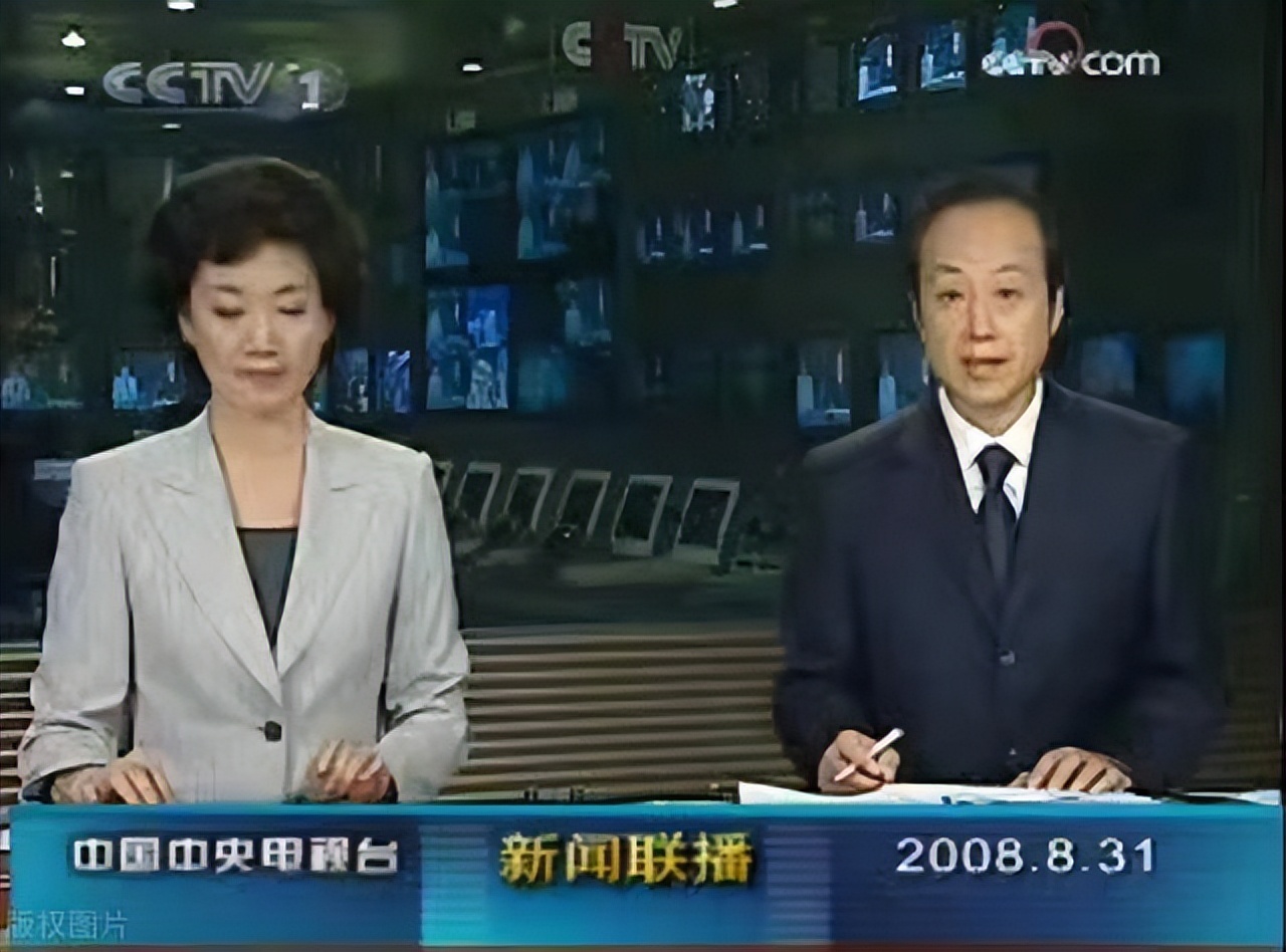 为什么新闻联播主持人从不低头念稿，他们全背下来了吗？涨知识了