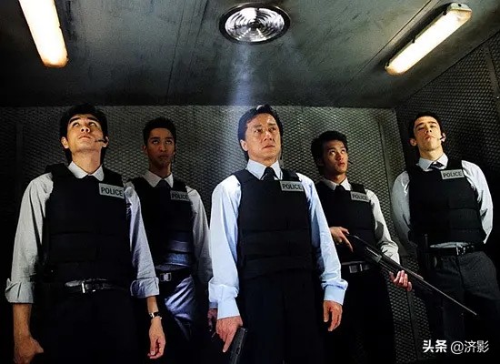 《新警察故事》里开头成炮灰的9个警员,原来个个都来头不小