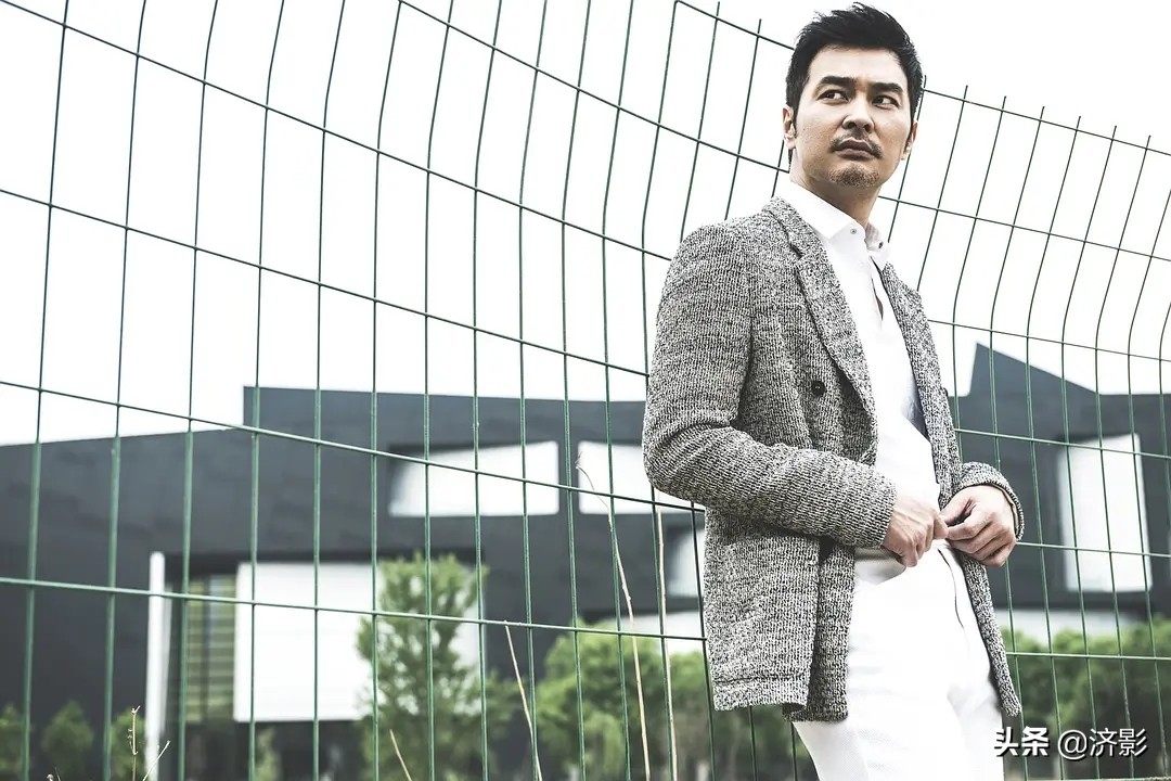 《新警察故事》里开头成炮灰的9个警员,原来个个都来头不小