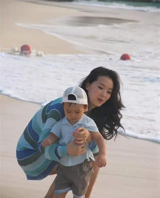 “晴格格”王艳为何巅峰退圈？只因丈夫王志才，在北京紫禁城隔壁给她盖了座“皇宫”