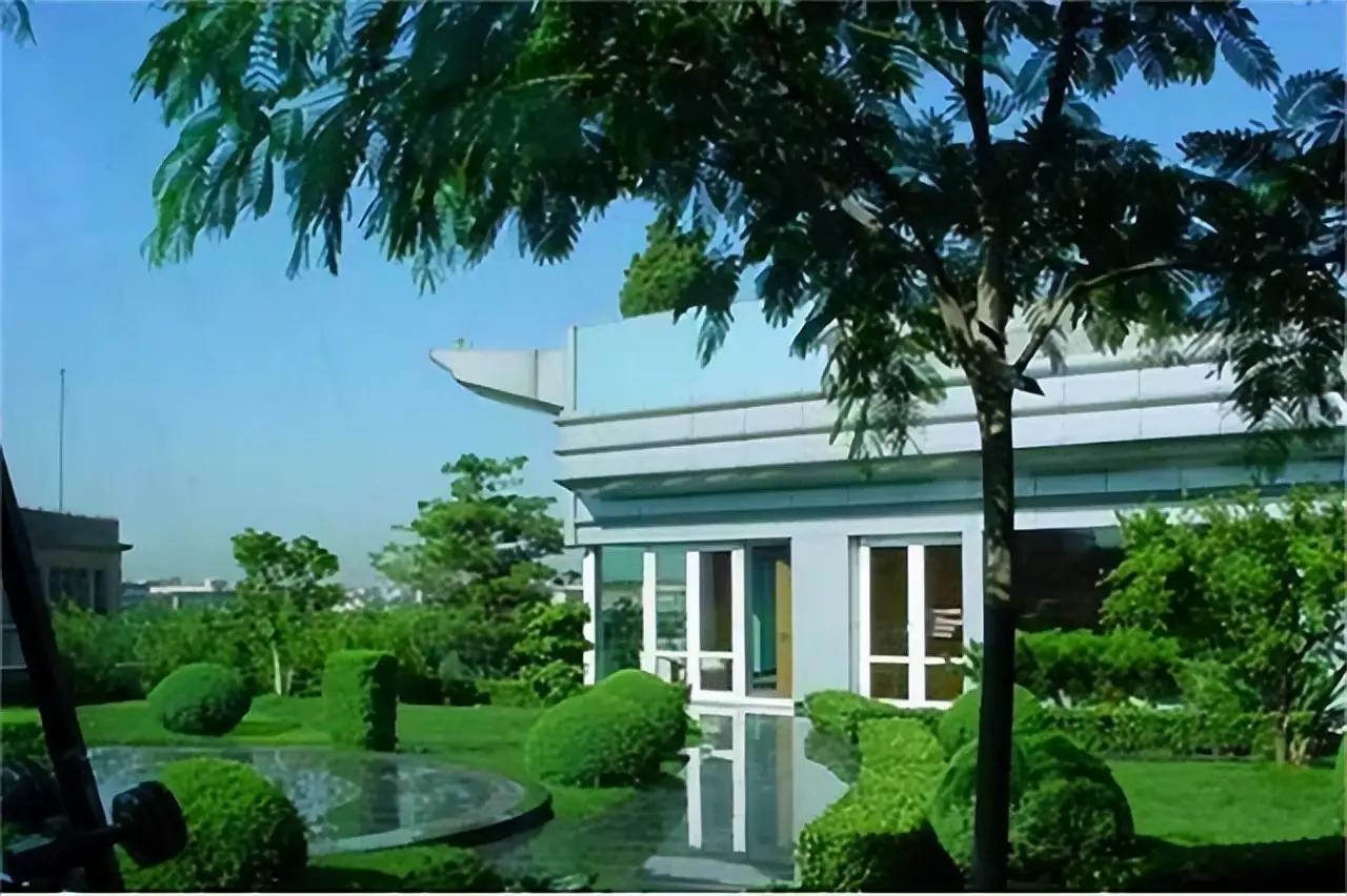 王艳和老公,低调恩爱26年,其实豪门生活不好过