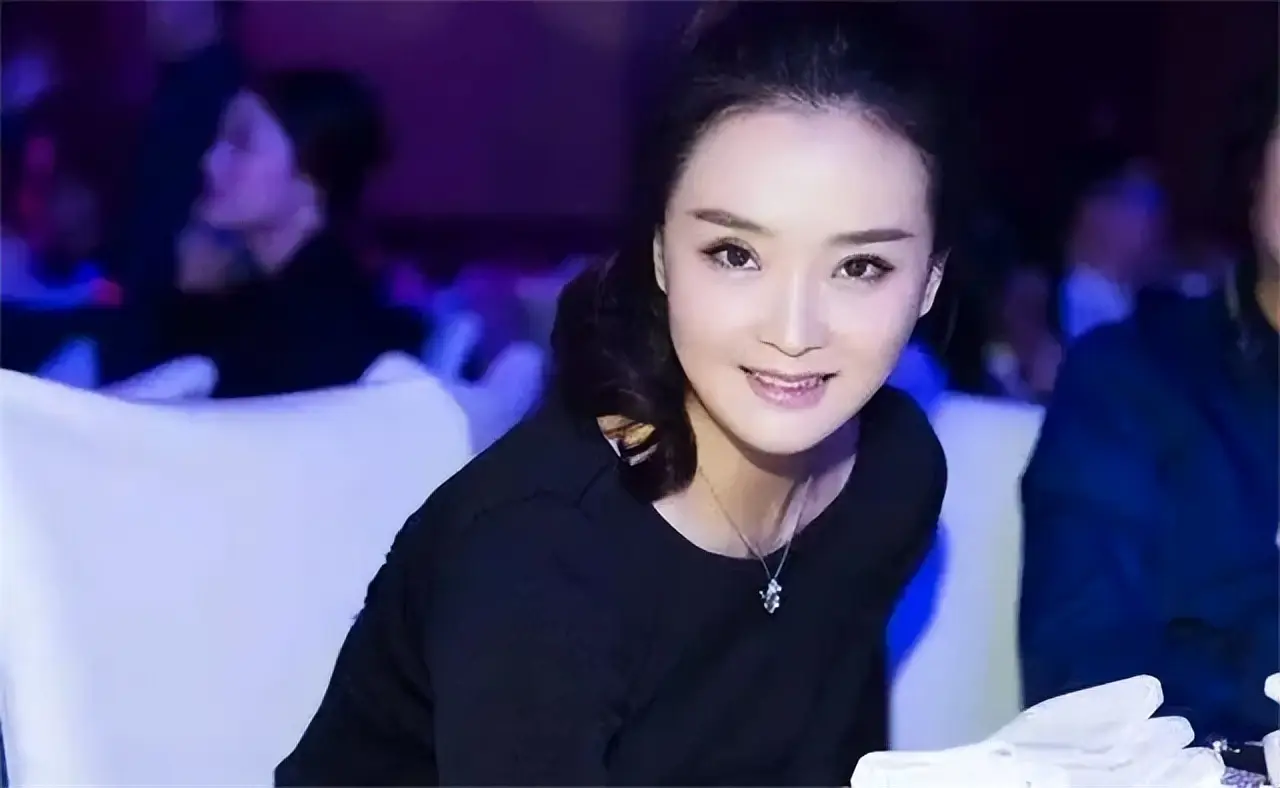 王艳和老公,低调恩爱26年,其实豪门生活不好过