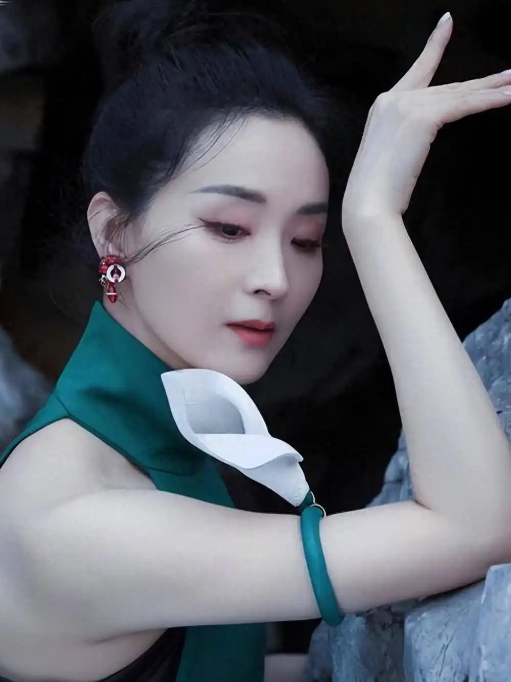 51岁王艳终于熬出头!婆婆去世、丈夫失联,23年忍辱终爆发