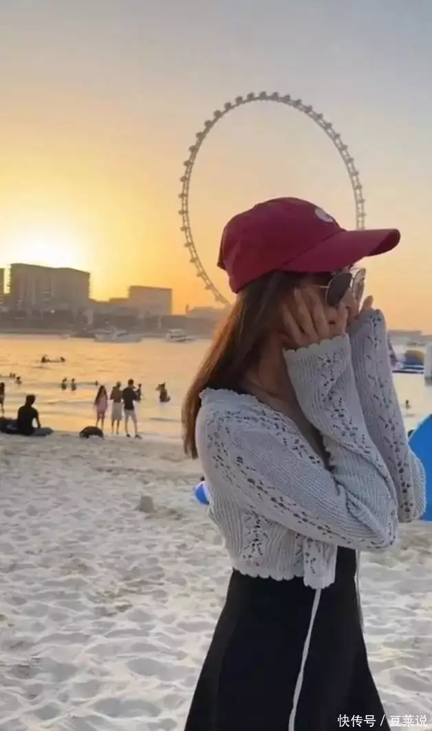 蔡依林在迪拜游玩，打扮时髦，身材非常好，44岁完全没有苍老感