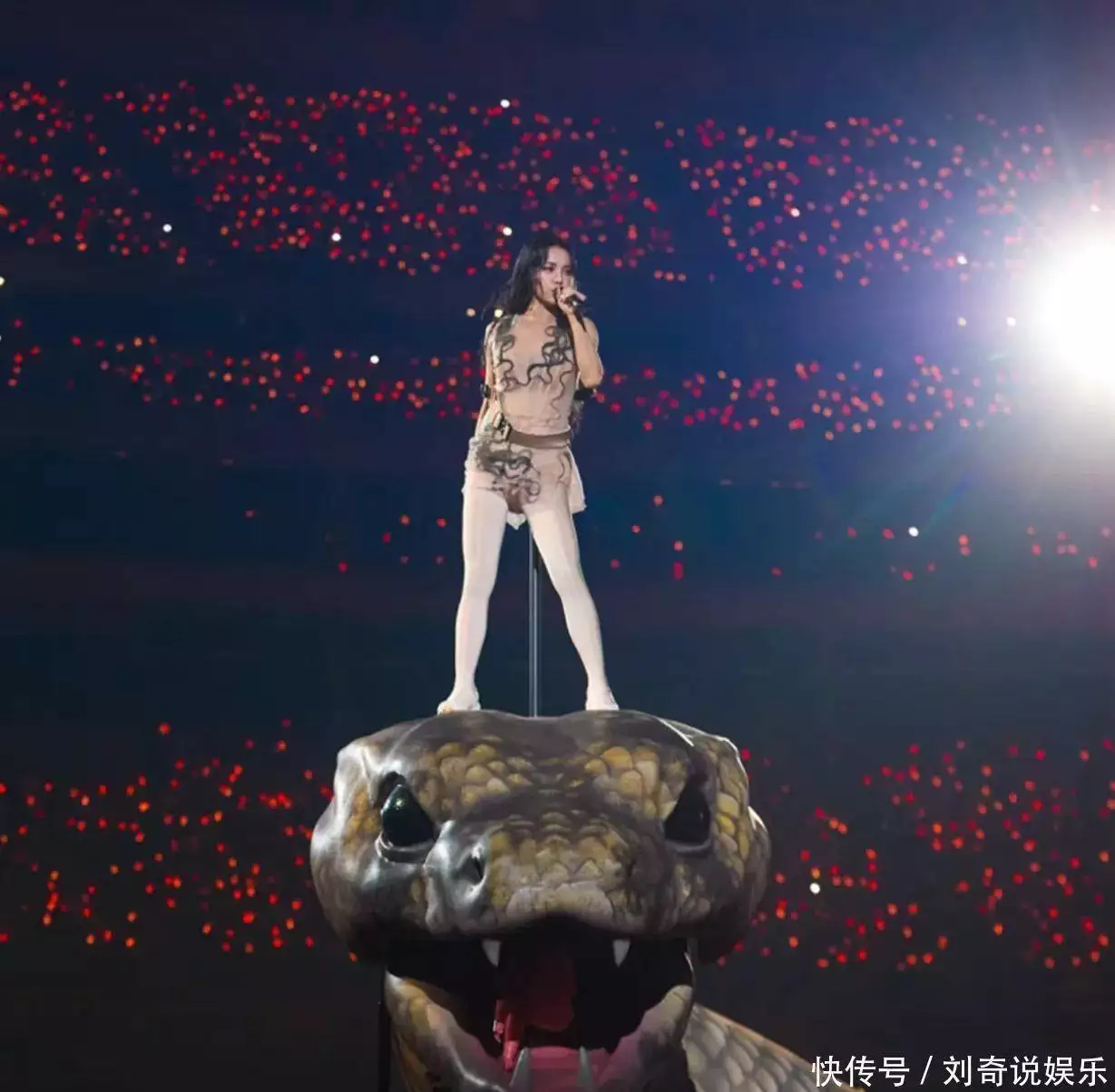 蔡依林踩两层楼高机械蛇开唱!9亿造价惊呆全网,粉丝:腿软了!