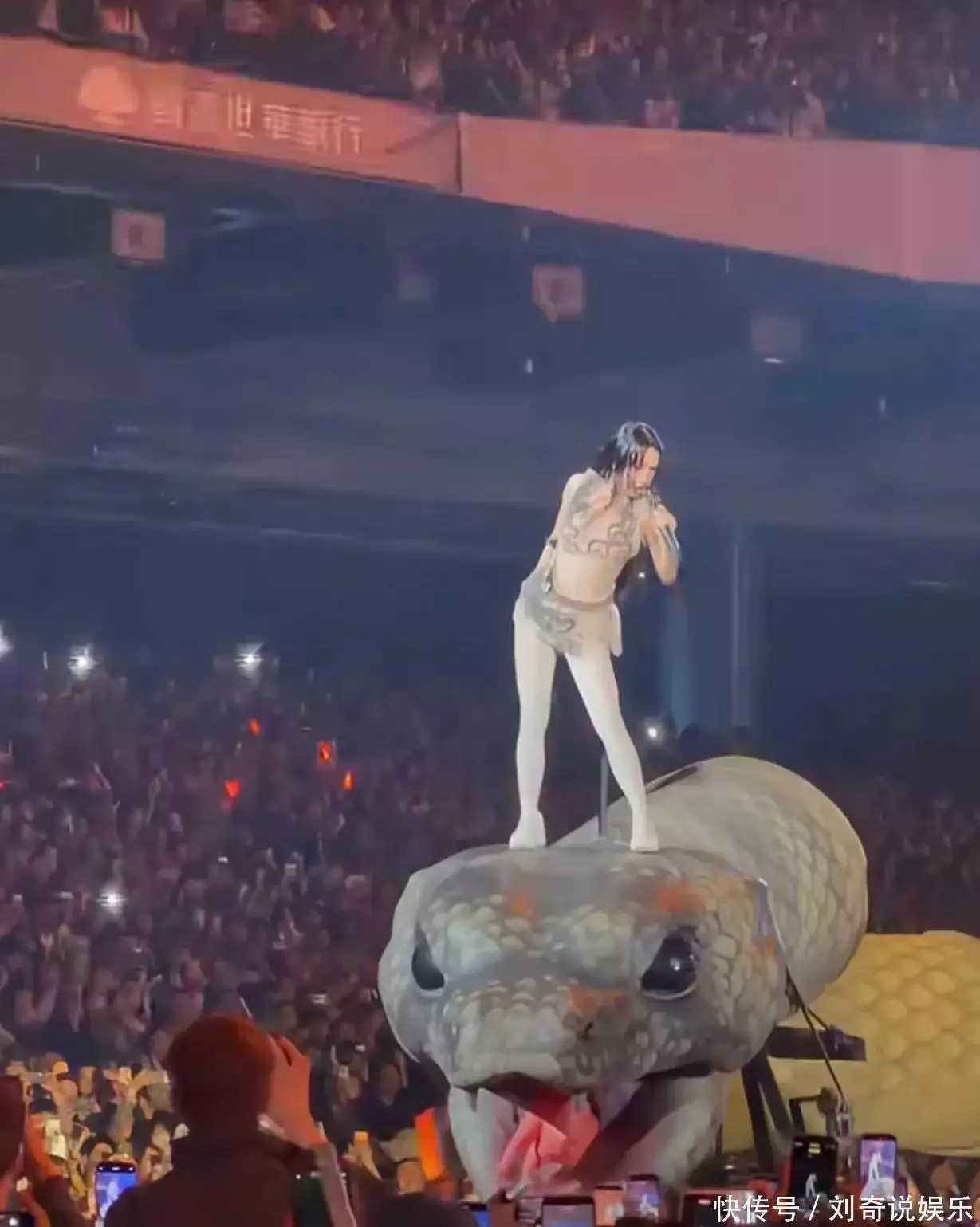 蔡依林踩两层楼高机械蛇开唱!9亿造价惊呆全网,粉丝:腿软了!