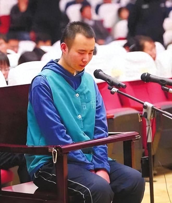 大学生药家鑫被判死刑,想捐出眼角膜,父亲拒绝:你把罪恶都带走