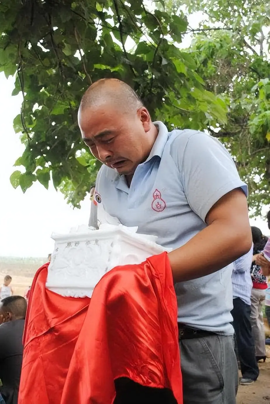 “药家鑫案”14年 :张妙遇害时26岁,她丈夫和父母现在怎样了?