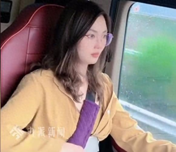 广东35岁货车女司机因长相出众爆火，跑货车月入6万，网友质疑！