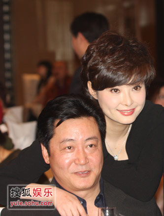 袁立与赵宝刚十指紧扣路边相拥 曾与张怡宁老公苦恋12年