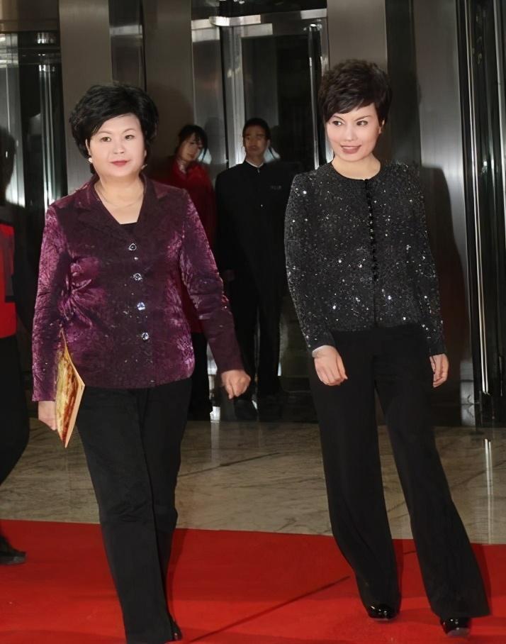 邢质斌李瑞英走红毯气质差得远！一个慈祥奶奶，一个美艳贵妇！