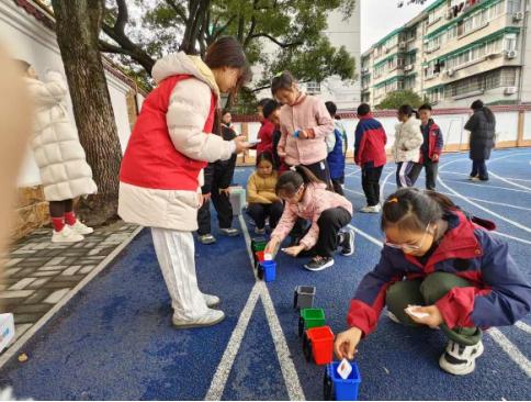 “城市创变者”垃圾分类挑战赛走进校园：在游戏中播种绿色未来