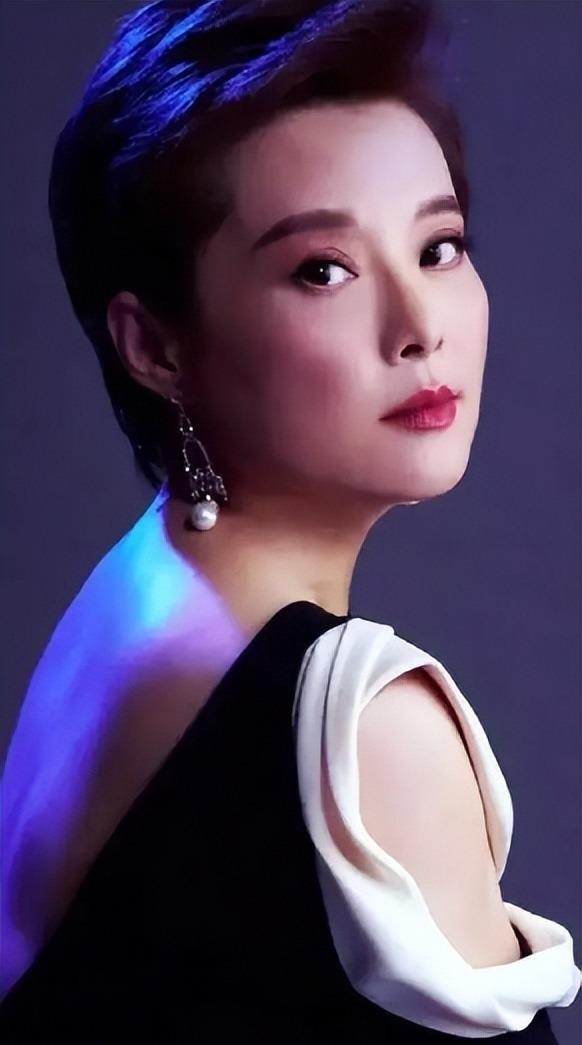 三婚四恋多段绯闻，孤傲女王袁立，走到今天的结局该怪谁