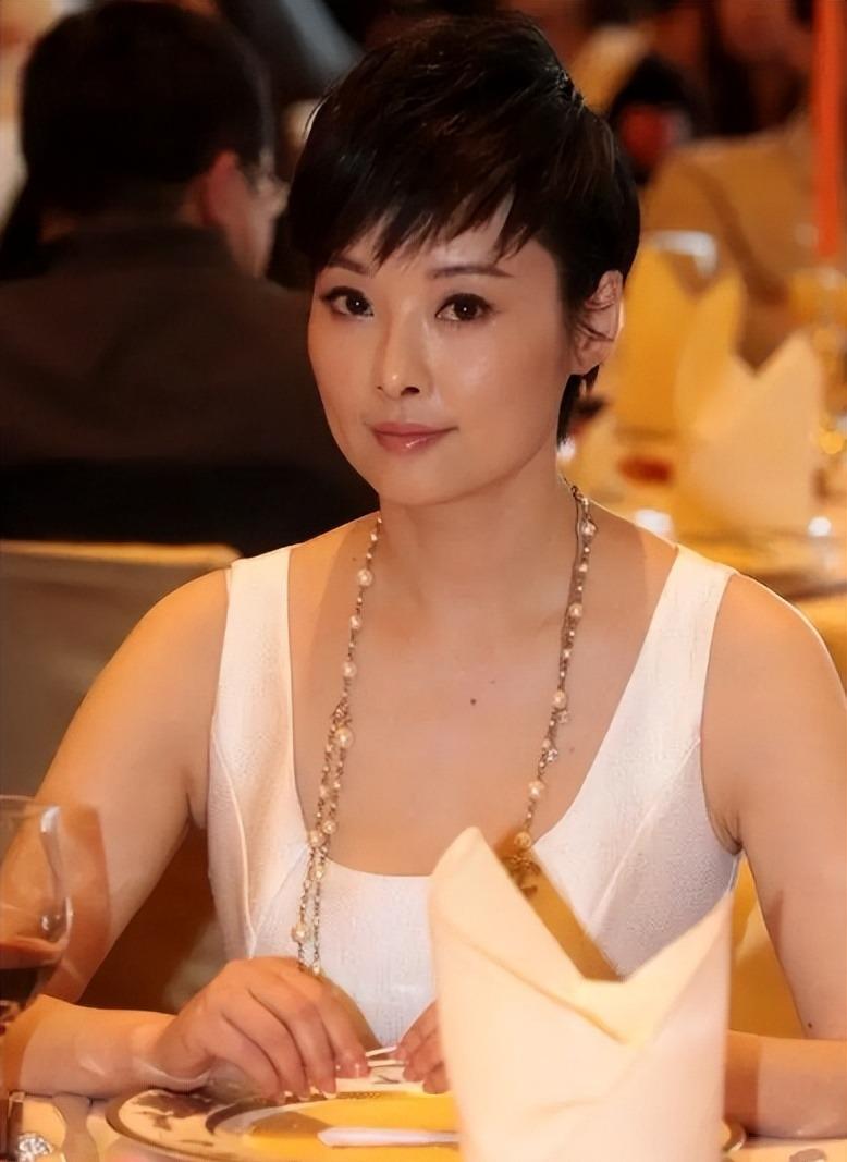 三婚四恋多段绯闻，孤傲女王袁立，走到今天的结局该怪谁