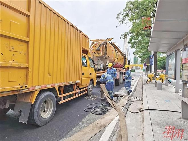 潮州市政部门闻“风”而动 清淤疏通排水管道 修剪主次干道路树