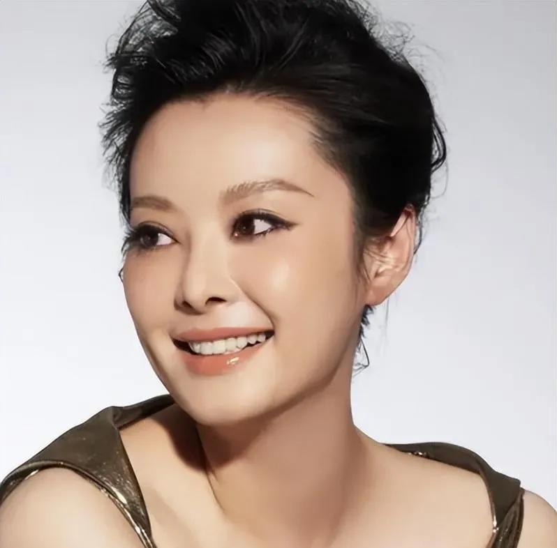 袁立：放着阔太不做，2段婚姻3次绯闻，后嫁小11岁穷男子后悔吗？