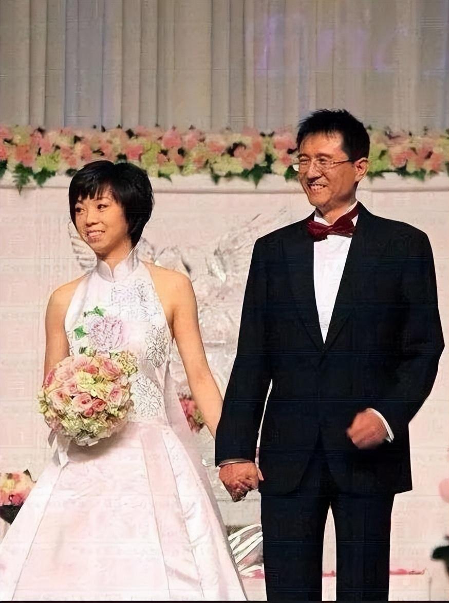 袁立：放着阔太不做，2段婚姻3次绯闻，后嫁小11岁穷男子后悔吗？