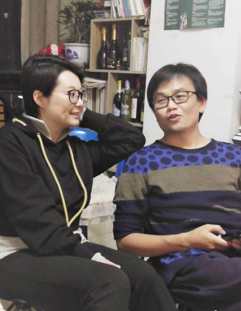 袁立：放着阔太不做，2段婚姻3次绯闻，后嫁小11岁穷男子后悔吗？