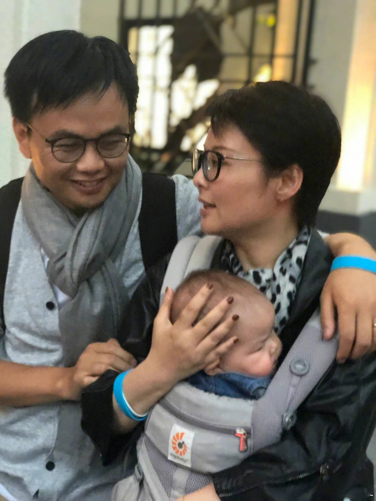 袁立：放着阔太不做，2段婚姻3次绯闻，后嫁小11岁穷男子后悔吗？