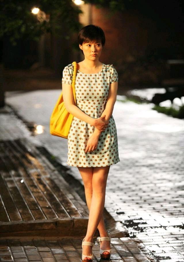 袁立：放着阔太不做，2段婚姻3次绯闻，后嫁小11岁穷男子后悔吗？