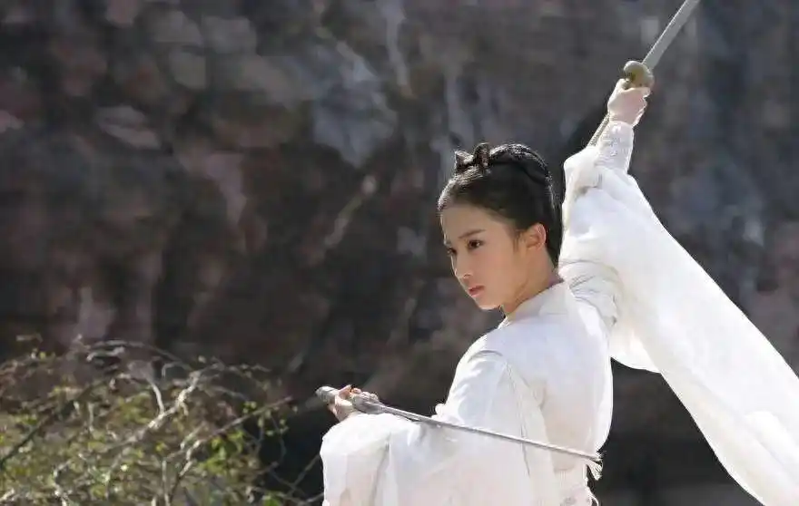 神雕中小龙女武功盖世，在遭遇尹志平时，为何一块布都吹不掉？