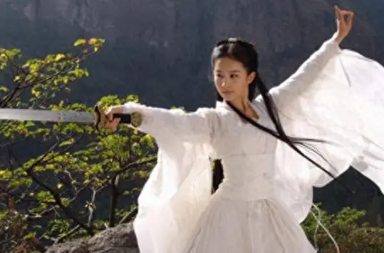 小龙女是第一女高手，若与郭靖殊死较量，古墓派武功打得过降龙掌？