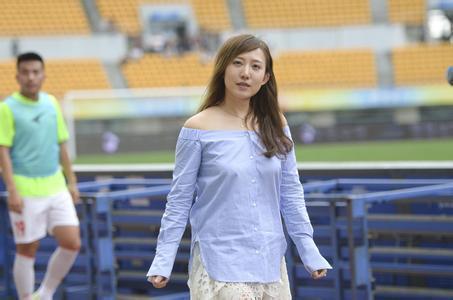 中国足坛最美女老板,为了爱好出手就是上亿,把队徽纹在了大腿上
