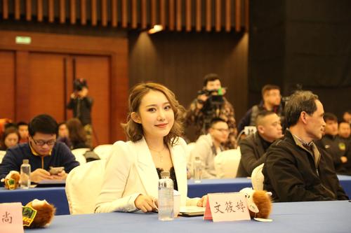 中国足坛最美女老板,为了爱好出手就是上亿,把队徽纹在了大腿上