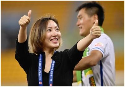 中国足坛最美女老板,为了爱好出手就是上亿,把队徽纹在了大腿上