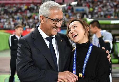 中国足坛最美女老板,为了爱好出手就是上亿,把队徽纹在了大腿上