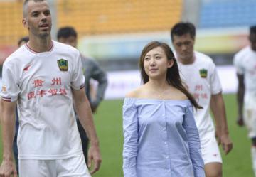 中国足坛最美女老板,为了爱好出手就是上亿,把队徽纹在了大腿上