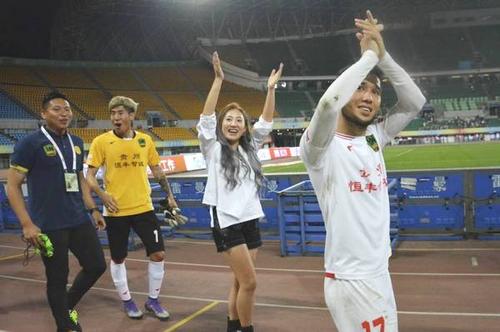 中国足坛最美女老板,为了爱好出手就是上亿,把队徽纹在了大腿上