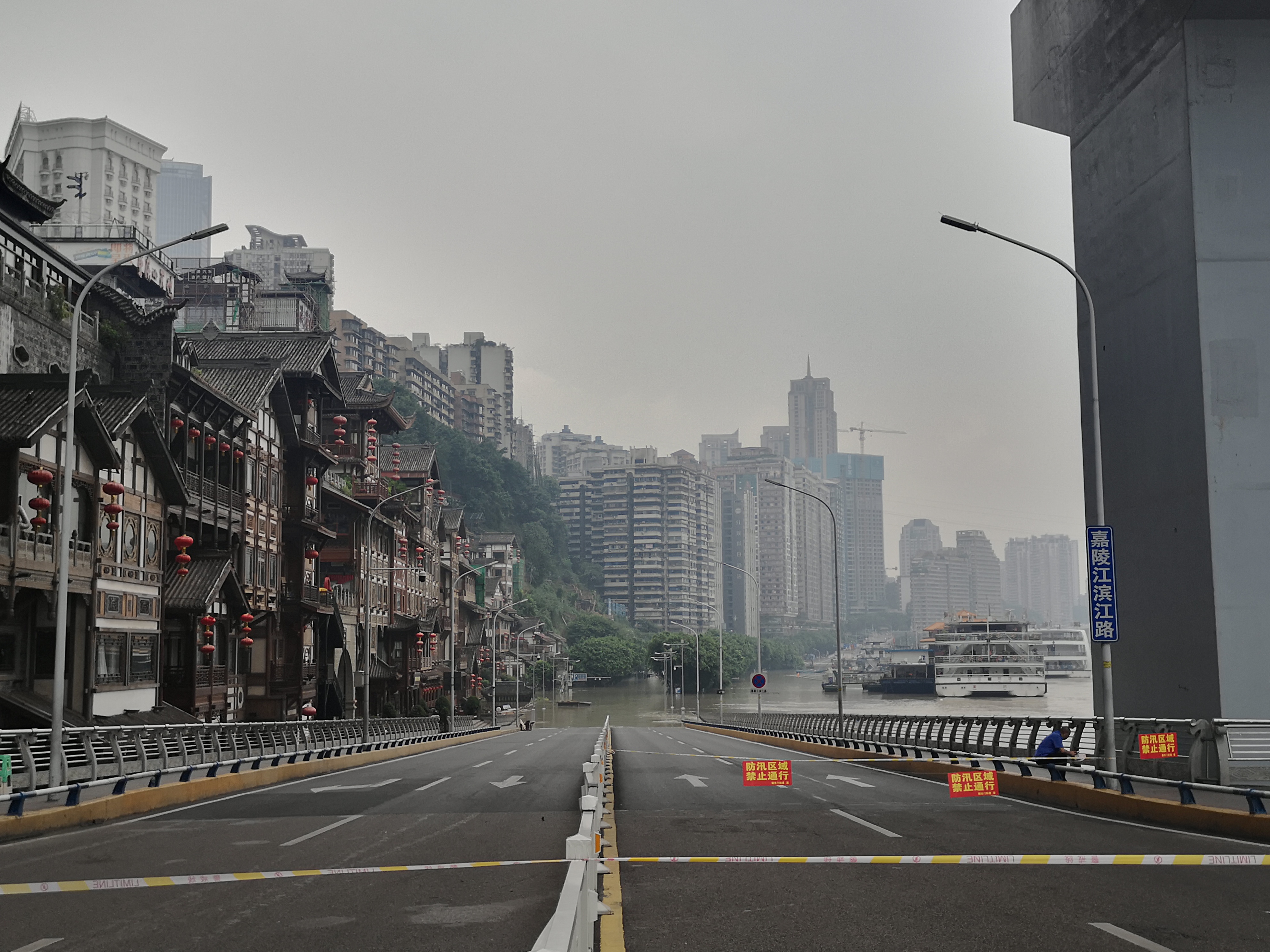 直击重庆洪水:两江交汇“鸳鸯锅”没了,洪崖洞景区受灾关闭