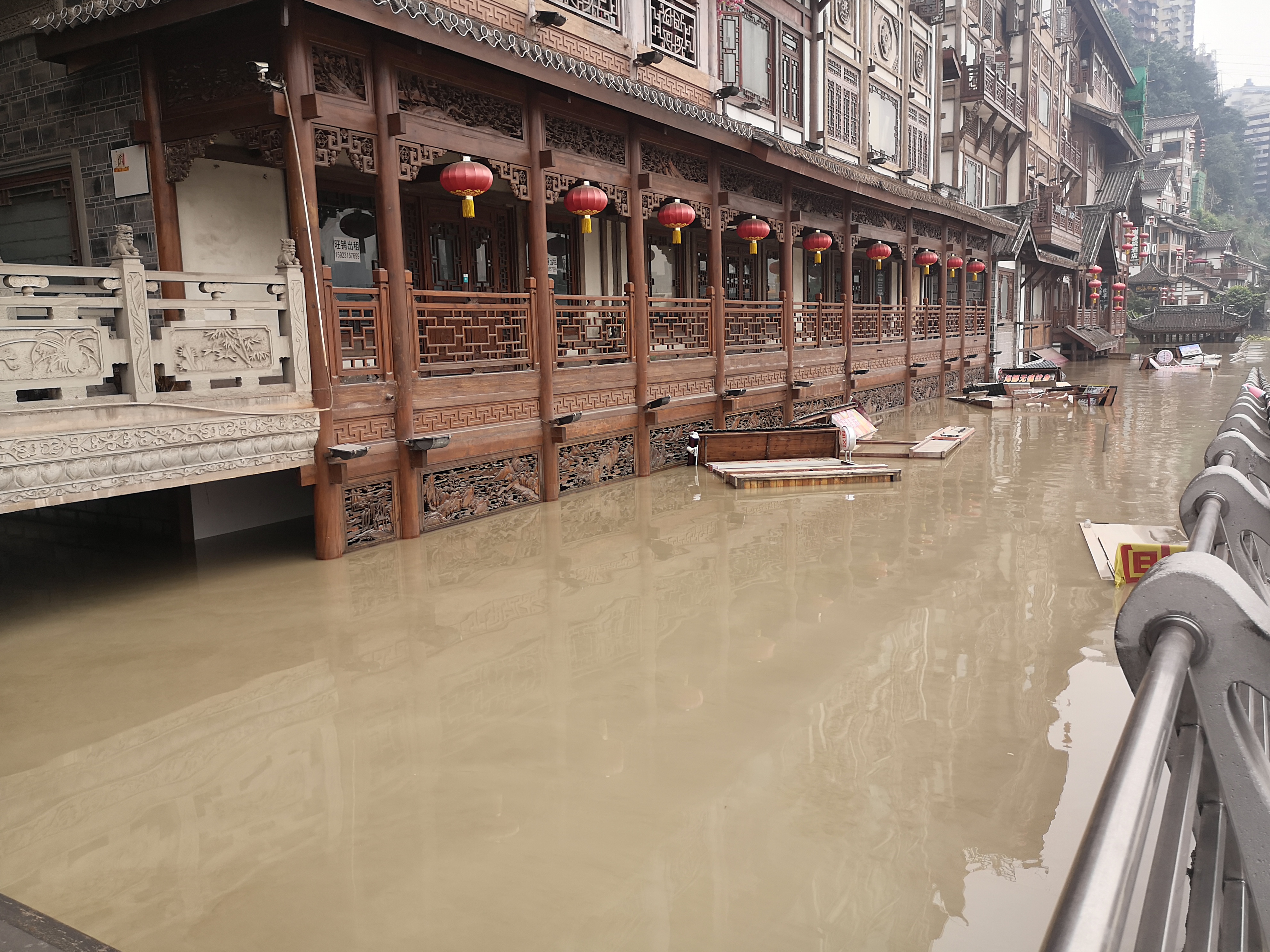 直击重庆洪水:两江交汇“鸳鸯锅”没了,洪崖洞景区受灾关闭