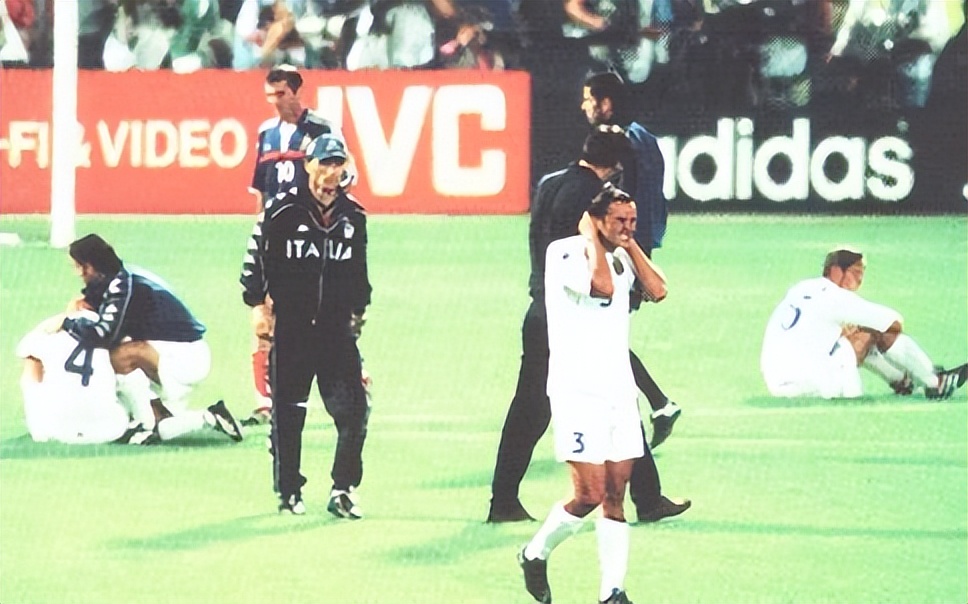 马尔蒂尼的欧洲杯-3，2000年被史上第一窝里横坑死 意大利憾失冠军