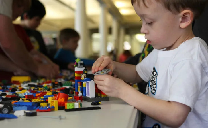 乐高城市系列的“警察总局”款，它在亚马逊中国的售价为 799 元，图片来自亚马逊