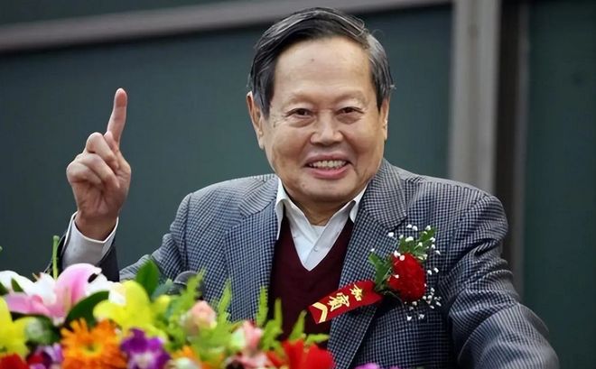 神一般的男人杨振宁，生前遭国人误解太多，死后缅怀室外排长队