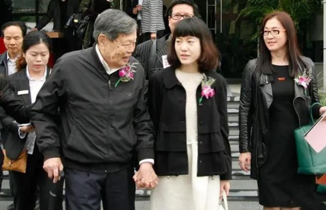 杨澜采访杨振宁:您去世后,翁帆怎么办?他的回答令翁帆泪眼婆娑