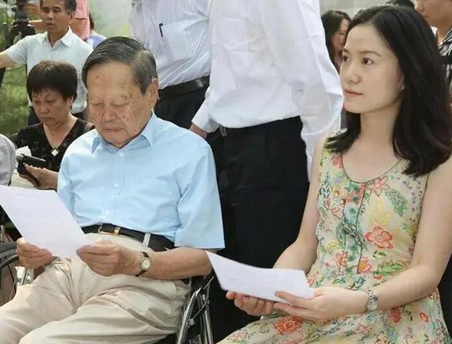 杨澜采访杨振宁:您去世后,翁帆怎么办?他的回答令翁帆泪眼婆娑