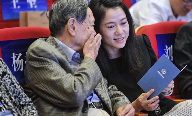 杨澜采访杨振宁:您去世后,翁帆怎么办?他的回答令翁帆泪眼婆娑