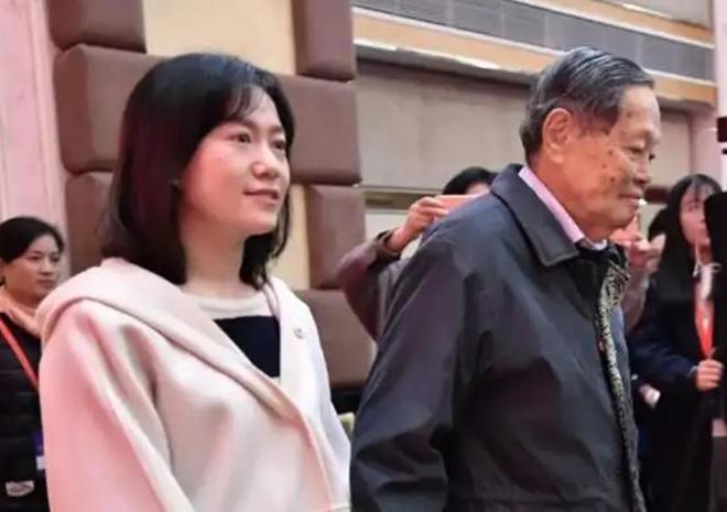 杨澜采访杨振宁:您去世后,翁帆怎么办?他的回答令翁帆泪眼婆娑
