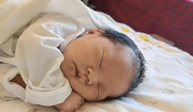 婴儿这些表现,大概率智力很高,尤其是最后2个