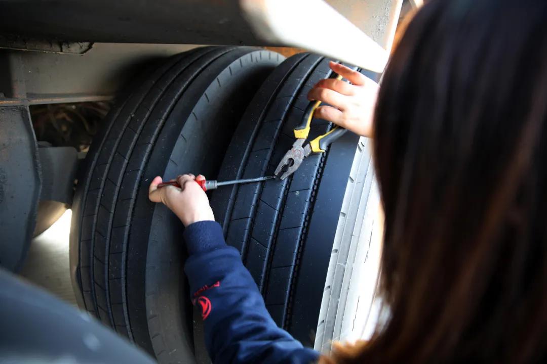 她1米58,却天天和9米6的卡车打交道