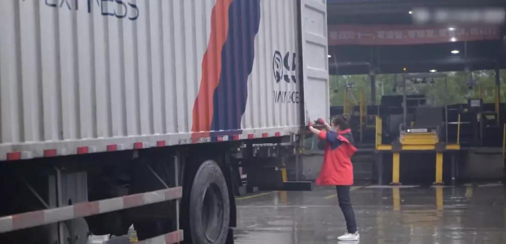 她1米58,却天天和9米6的卡车打交道