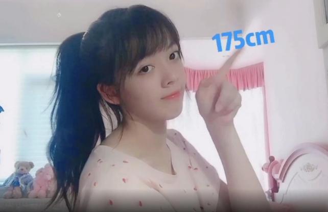 她是赵今麦版的《巴啦啦》美雪，今15岁身高175，腿长绝了！