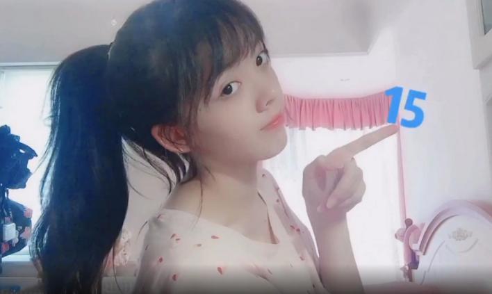 她是赵今麦版的《巴啦啦》美雪，今15岁身高175，腿长绝了！