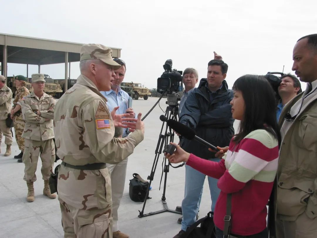 “战地玫瑰”两赴中东，为抢新闻舍弃防弹衣，听女记者讲述真实战地生涯