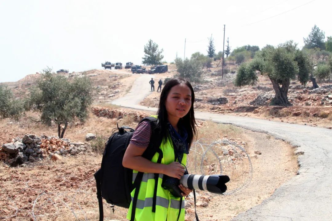 “战地玫瑰”两赴中东，为抢新闻舍弃防弹衣，听女记者讲述真实战地生涯