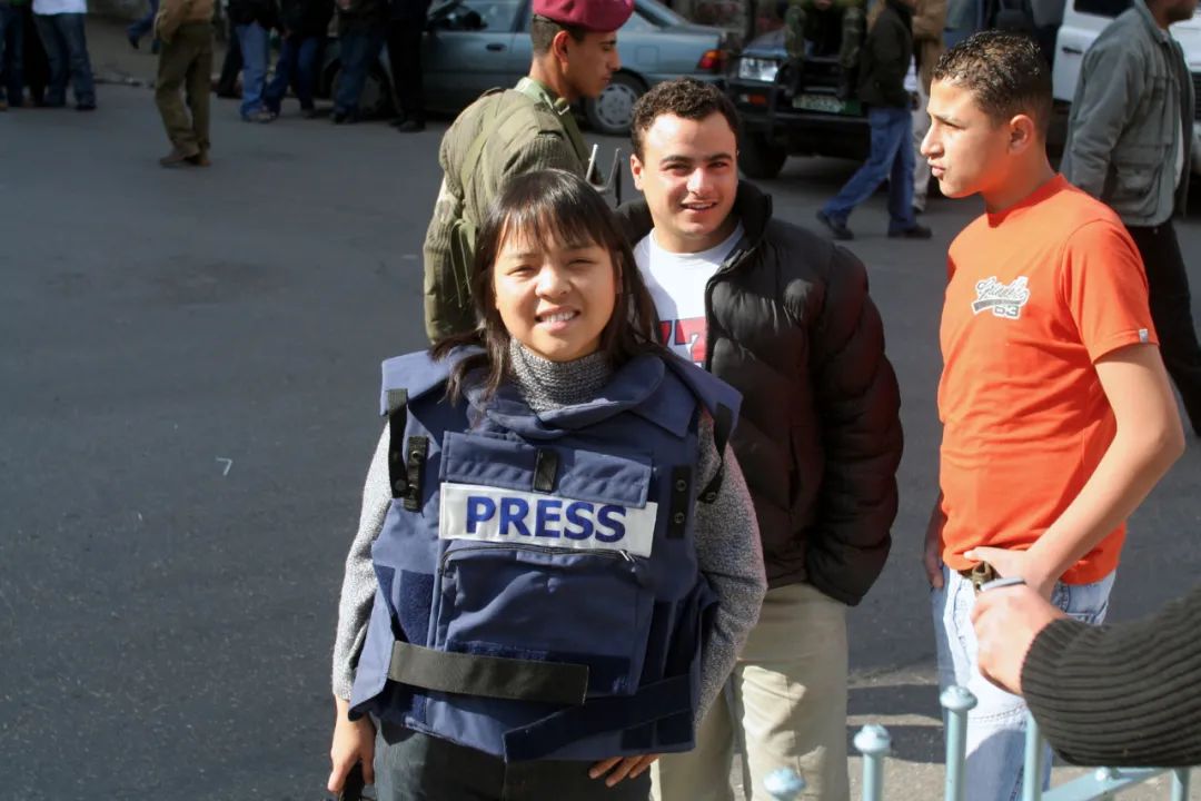 “战地玫瑰”两赴中东，为抢新闻舍弃防弹衣，听女记者讲述真实战地生涯